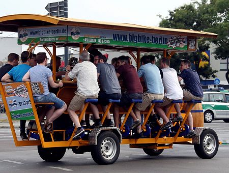 Катаются пьяные и плюют на наши законы: народу не нравятся пивобайки в Старой Риге Катаются пьяные и плюют на наши законы: народу не нравятся пивобайки в Старой Риге