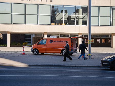 Хайп на негативе: взломанный бусик пекарни в центре Риги оказался пиар-акцией