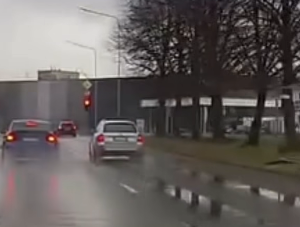 Так можно было? По встречной, в Риге, днем — на красный! (ВИДЕО)
