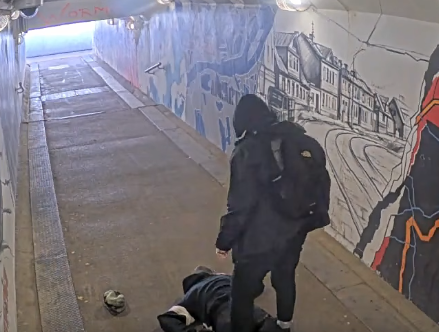 В тоннеле в центре Риги едва не убили мужчину: полицейским пришлось делать массаж сердца (ВИДЕО)