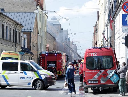 Большой пожар на Бруниниеку, огонь быстро распространяется, улица перекрыта