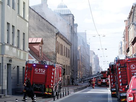 Большой пожар на Бруниниеку, огонь быстро распространяется, улица перекрыта