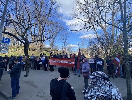 «Разместите иммигрантов в офисе «Единства»»: на Бастионке прошёл митинг