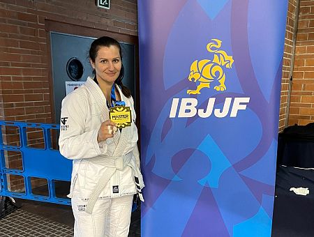 Победа за 30 секунд: латвийская спортсменка стала лучшей в Европе на турнире по джиу джитсу