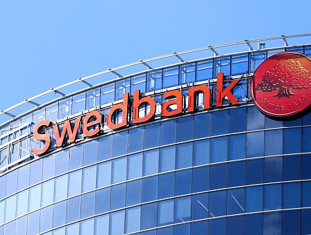 Оформляла и закрывала без ведома клиентов: экс-сотрудницу Swedbank посадили на шесть лет