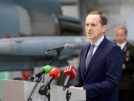 Госсекретарь Минобороны подал в отставку: что случилось?