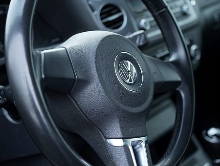 Пьяная мать врезалась на машине в дерево: трехлетний ребенок получил травмы