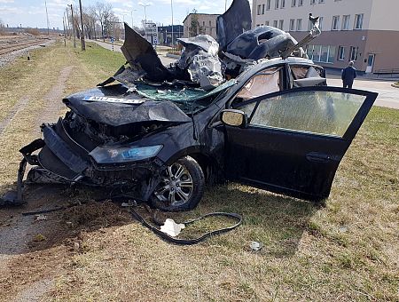 В Даугавпилсе легковой автомобиль попал под поезд (ВИДЕО)