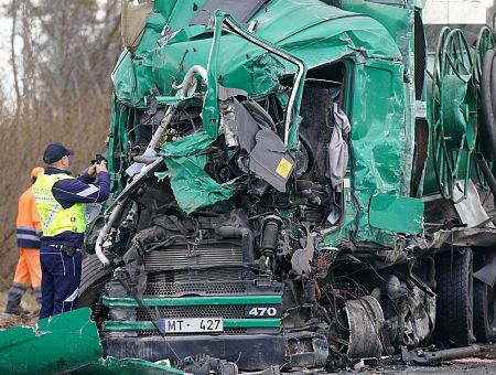 Тяжелое ДТП на Лиепайском шоссе: пострадали пять грузовиков. ВИДЕО