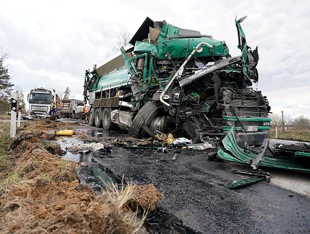 Avārija uz Liepājas šosejas varētu būt izraisīta neatbilstošas braukšanas trajektorijas dēļ
