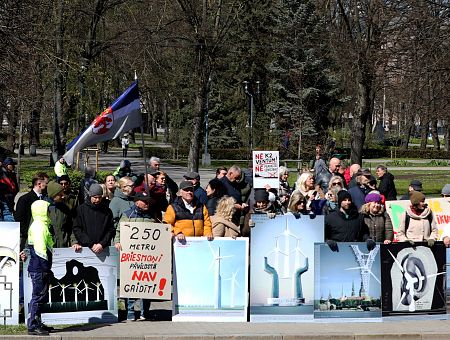 Они ещё и падают! У здания Кабмина проходит пикет против строительства ветропарков. ФОТО