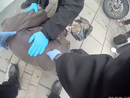 Упал без сознания на пешеходном переходе: как полицейские мужчину спасали. ВИДЕО