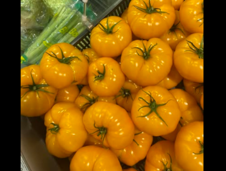 Возят бизнес-классом? Народ в шоке от цены на первые помидоры