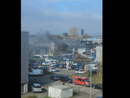 В здании официального представителя Volkswagen и Audi на Краста произошёл пожар: эвакуировали более 100 человек