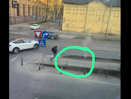 У Воздушного моста в Риге велосипедист на скорости врезался в коляску и травмировал девочку