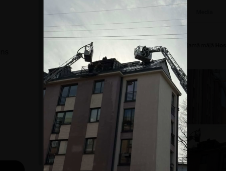 Пожар на улице Хоспиталю в Риге: задействованы масштабные силы спасателей. ФОТО