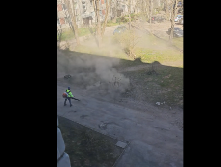 А дышать чем?! Как в спальном районе Риги двор от пыли убирали. ВИДЕО