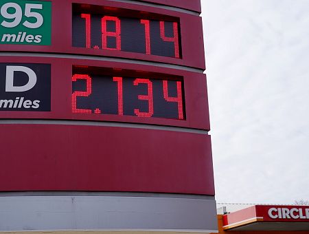 Это какое-то проклятье! Поляки снизили акциз на бензин — он подешевел. Латвия снизила — он подорожал