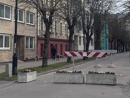 «Это путь назад в СССР!» В Гризинькалнсе перегородили улицу — Даце Линдберга возмущена