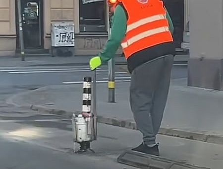 Вжик-вжик и 3000 евро в час: как поживают «столбики Стакиса» на улицах Риги