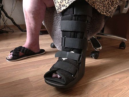 А какая связь? Женщине не назначают пенсию, пока она на больничном