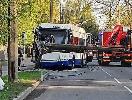 «Троллейбус не ждите»: в Кенгарагсе тяжелая авария, повален бетонный столб