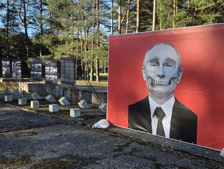 А с NKMP согласовали? Нет? Так это штраф! Баранник взялся выяснять детали установки плаката с Путиным у Саласпилсского мемориала