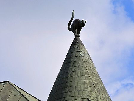 Легендарный «Кошкин дом» в Риге обновят: котам сделают новую крышу