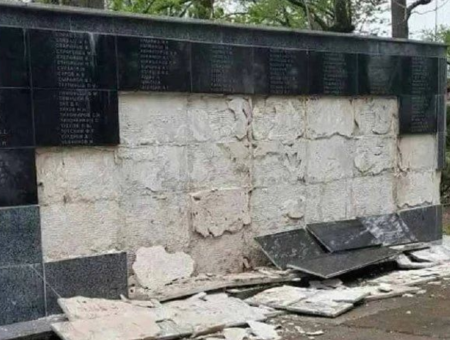 Вандализм или ветер плюс износ конструкции? В Иецаве поврежден мемориал советским воинам
