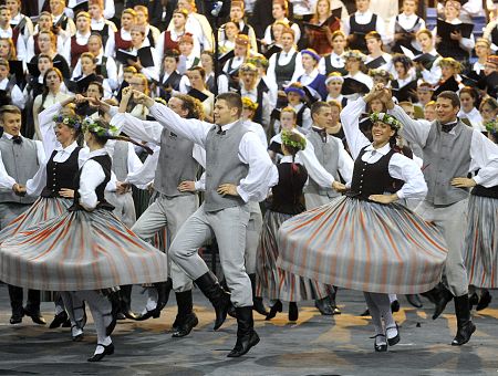 МОН предлагает отобрать бесплатные обеды у детей в пользу праздника песни и танца