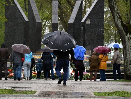 9 мая в Латвии: к могилам погибших воинов и мемориалу в Саласпилсе несут цветы (ФОТО)