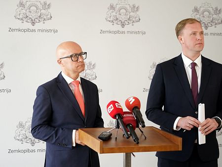 Valainis atstādina no amata ZM valsts sekretāru