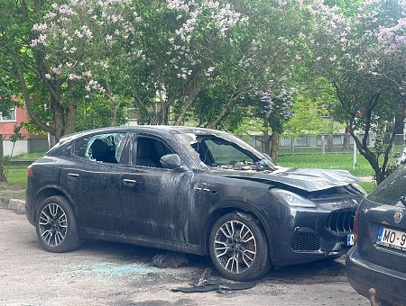 «Вряд ли это поджог»: в Ильгюциемсе сгорел внедорожник «мазерати»