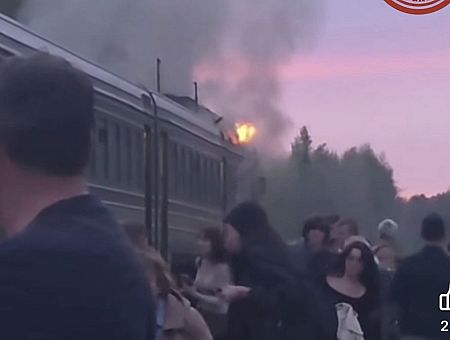 Поезд вспыхнул на пути в Даугавпилс — на месте работают экстренные службы