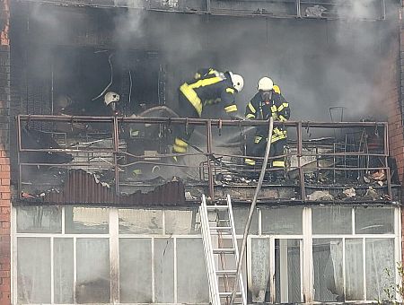 В Вентспилсе горел пятиэтажный дом; есть пострадавший (ФОТО, ВИДЕО)
