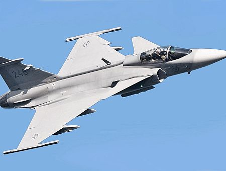 Грохот над Ригой — почему военные самолёты летали над столицей