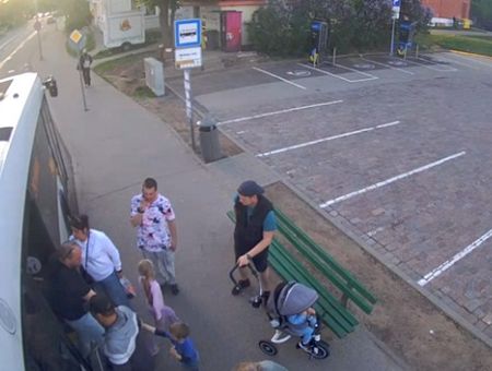 Инцидент в Вецмилгрависе: толчок на остановке привлек внимание полиции Инцидент в Вецмилгрависе: толчок на остановке привлек внимание полиции