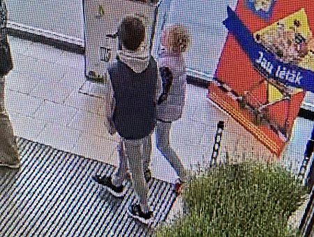 Вышли из магазина и пропали: два маленьких ребенка бесследно исчезли Вышли из магазина и пропали: два маленьких ребенка бесследно исчезли
