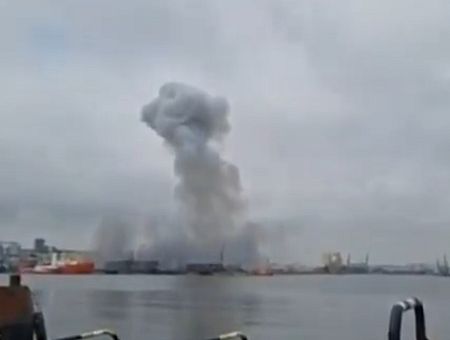 Заблудился и рванул. Украинский морской дрон взорвался в порту Румынии (видео)