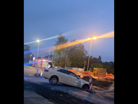 Не вписался! Ночью в Иманте автомобиль влетел в строительную яму Не вписался! Ночью в Иманте автомобиль влетел в строительную яму