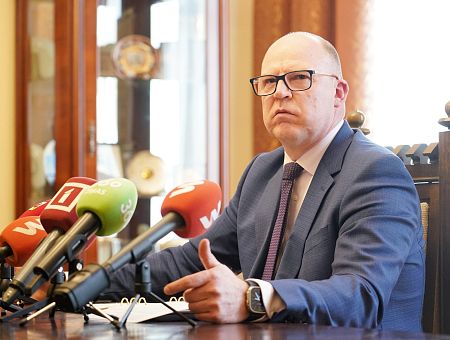Тень путинизма накрывает Латвию: Pietiek разлодил по полкам речь генпрокурора Мейстерса