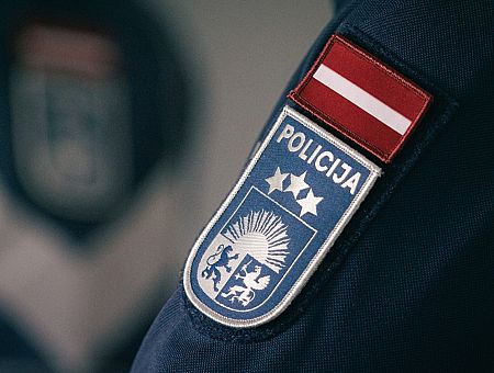 На два дня бросила ребенка без еды: в Лиепае полиция воспитывала горе-мать