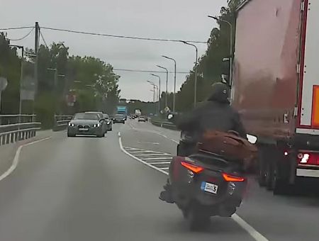 Штраф 6700 евро! Байкер из Эстонии поплатился за гонки с полицией Латвии (Видео)