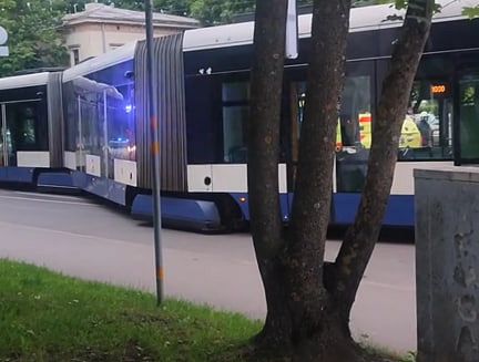 Трамвай сошел с рельс в Иманте: его протаранил водитель на высокой скорости (ВИДЕО)