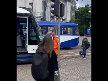 Трамваи полностью остановились: в центре Риги транспортный коллапс