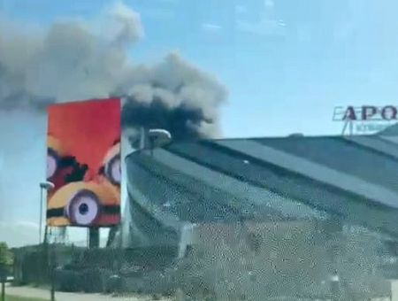 Столб дыма над торговым центром: пожар возле Rīga Plaza (видео)