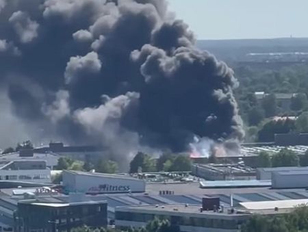 Столб дыма над торговым центром: взрыв и пожар возле Rīga Plaza (видео) — дополнено