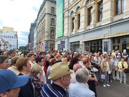 «Русский театр закрыть не позволим»: в центре Риги протест против Минкульта (ФОТО, ВИДЕО)
