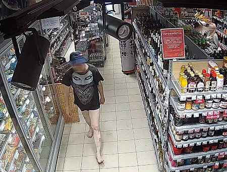В юрмальском магазине мужчина нападал на людей: полиции нужна помощь (ФОТО)