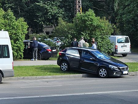 Страшно ходить по тротуарам: в Ильгюцимсе машина вылетела на пешеходную зону. ФОТО